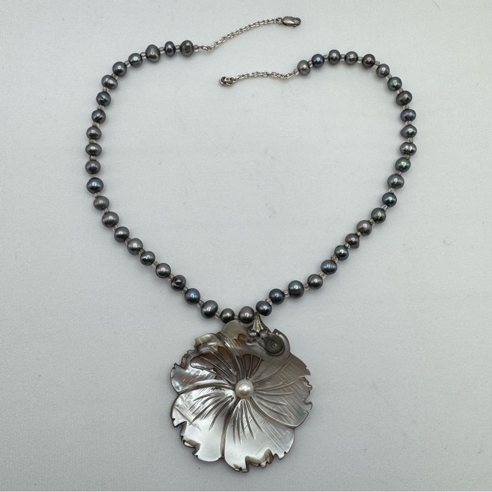 Vintage Mother of Pearl Flower Pendant Necklace – Dark Pearl Beads